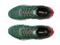 Paire de baskets vertes et rouges avec '30 YEARS' et informations de taille visibles.