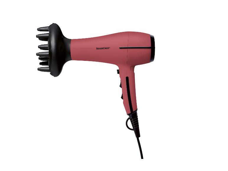 Un sèche-cheveux rose Silvercrest avec un diffuseur.