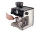Machine à café automatique avec moulin intégré et porte-filtre, tenu par une main.