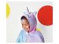 Un enfant porte une cape de licorne rose et bleue.