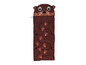 Un sac de couchage marron à imprimé animal, adapté aux enfants.