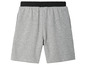 Short gris avec ceinture noire.