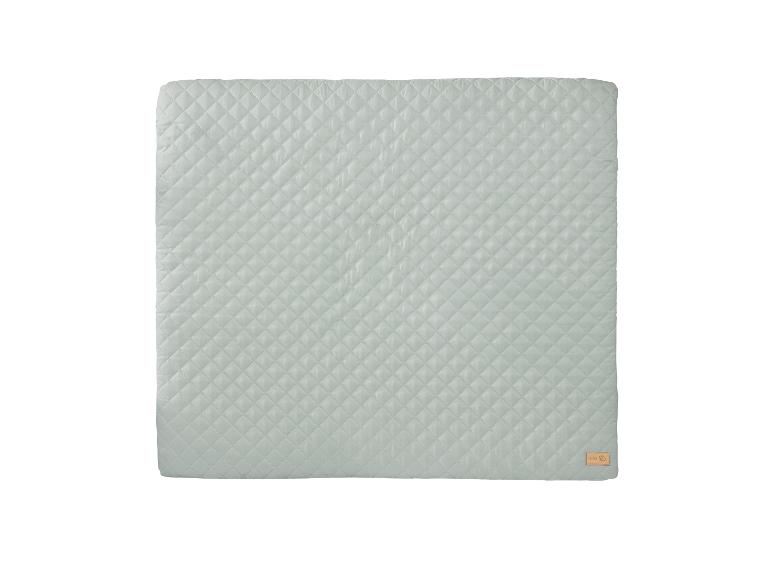 Couverture matelassée vert clair avec motif diamant et étiquette marron