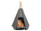 Chat roux se reposant dans un tipi gris pour animaux de compagnie avec des poteaux en bois.