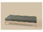 Banc en bois clair avec un coussin vert foncé sur un fond beige.