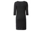 Une robe noire à manches trois quarts.