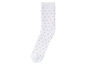 Une chaussette blanche à pois roses.