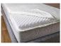 Un matelas avec housse amovible, une couche supérieure en mousse à mémoire de forme et un matériau en maille respirant.