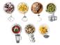 Accessoires de robot culinaire avec aliments : fouet, crochet pétrisseur, hachoir, mixeur, presse-agrumes.