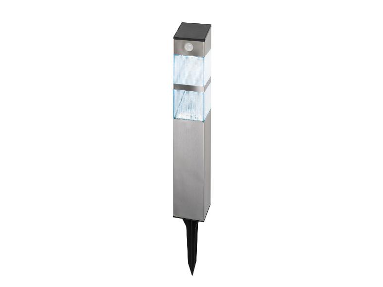 Un lampadaire solaire en acier inoxydable avec détecteur de mouvement.