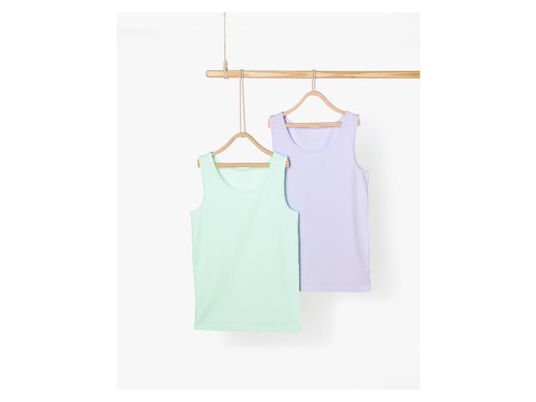 Deux débardeurs basiques, l'un vert clair et l'autre lilas, accrochés à un cintre en bois.