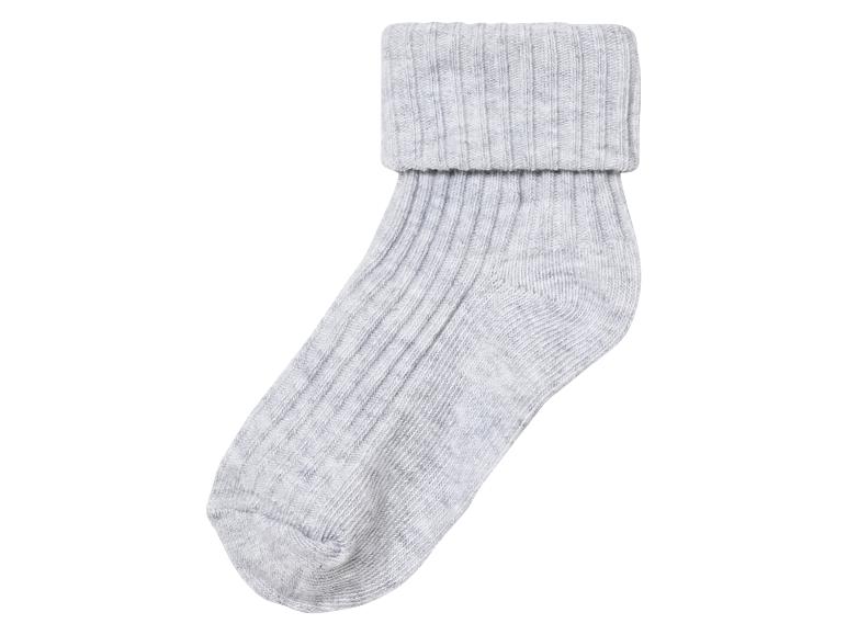 Une chaussette grise avec un bord retroussé.