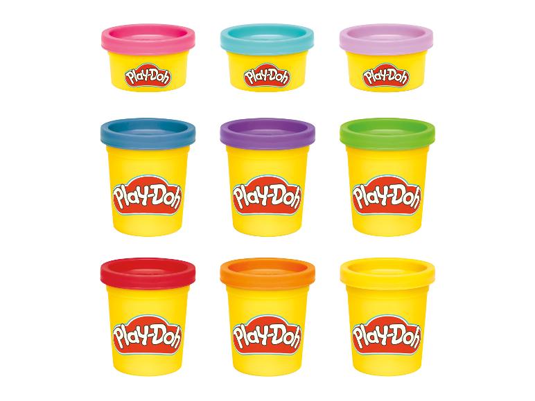 Neuf pots jaunes de Play-Doh avec des couvercles colorés, disposés en trois rangées.