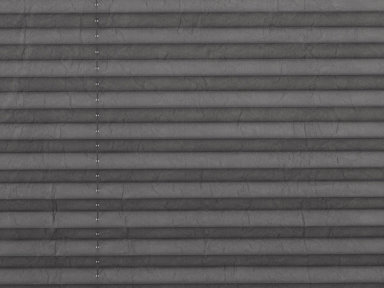 Stores plissés gris avec une texture froissée.