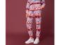 Femme portant un pantalon de survêtement à motif de Noël et des baskets blanches.