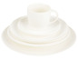 Une tasse blanche et quatre assiettes blanches.