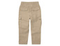 Pantalon cargo beige avec plusieurs poches.