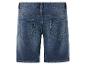 Un short en jean bleu avec des poches arrière.