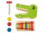 Jouets en bois avec un marteau, une planche à marteler en forme de crocodile et un xylophone.