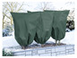 Trois housses de protection d'arbres vertes en hiver.
