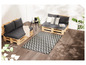 Deux bancs en palettes avec des coussins et un tapis noir et blanc sur une terrasse en bois.