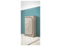 Armoire en tissu beige avec des bordures noires, sur un sol en bois