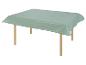 Nappe en plastique vert clair sur table en bois.