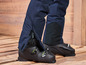 Bottes et pantalon de ski avec fermetures éclair.