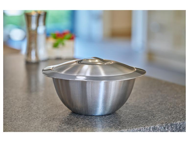 Un bol en acier inoxydable avec un couvercle sur un comptoir.