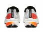 Paire de chaussures de course blanches et oranges avec des accents noirs, vues de l'arrière.