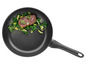 Un steak grillé avec des épinards et des oignons verts dans une poêle noire.