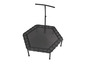 Un mini trampoline noir avec une barre d'appui