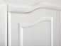 Porte de placard en bois blanc avec des détails décoratifs.