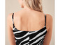 Une femme portant une robe à rayures noires et blanches avec un motif zèbre.