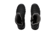 Une paire de bottes de neige noires avec fermeture éclair et doublure en fourrure.