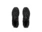 Une paire de chaussures de randonnée noires avec des accents rouges sur fond blanc