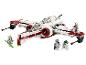 Ensemble LEGO Star Wars avec un vaisseau spatial blanc et rouge, trois figurines et un droïde.
