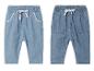 Deux paires de jeans bleus pour bébés, l'un avec des détails en dentelle.