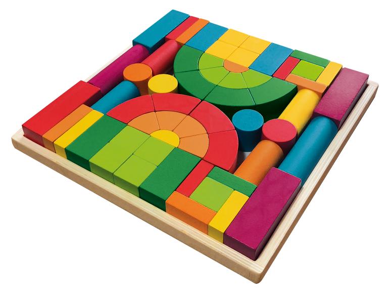 Des blocs de construction en bois colorés dans une boîte en bois.