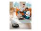 Famille se détendant pendant qu'un robot aspirateur nettoie le sol.