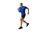 Homme courant vêtu d'un t-shirt et short de sport.