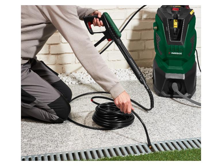 Personne nettoyant un drain avec un nettoyeur haute pression PARKSEIDE