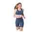 Femme courant en haut de sport et short cycliste bleus