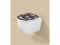 WC suspendu avec motif floral foncé sur le couvercle.