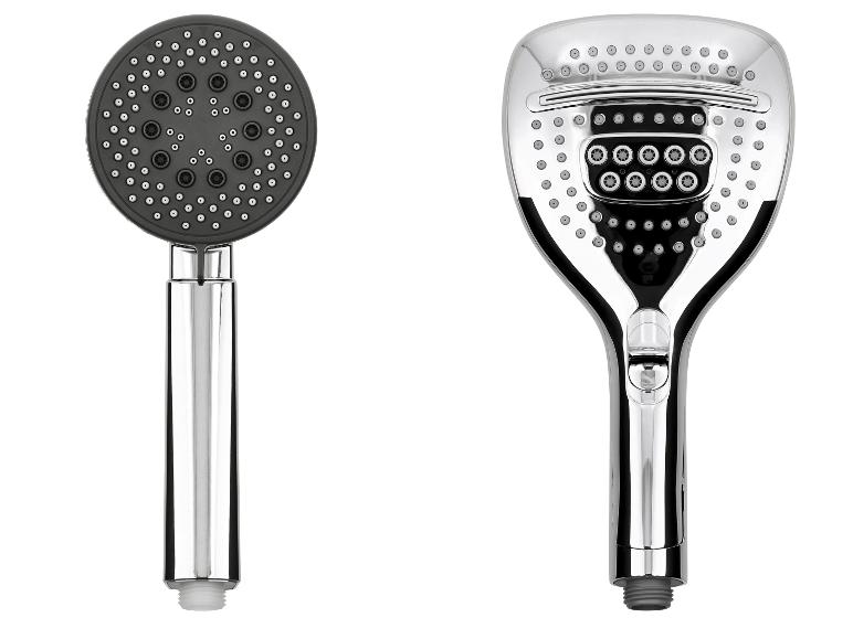 Deux pommes de douche chromées avec différentes têtes de pulvérisation.