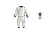 Grenouillère blanche pour bébé avec des motifs bleus, jaunes et verts.
