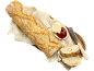 Baguette avec beurre, confiture et tranches de pain sur un plateau en bois.
