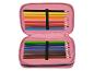Trousse rose avec crayons de couleur.