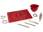 Moules à pâtisserie, rouleau à pâtisserie, fouet, spatule et tapis de cuisson avec motif de Noël.