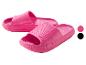 Claquettes roses en plastique, confortables et légères.